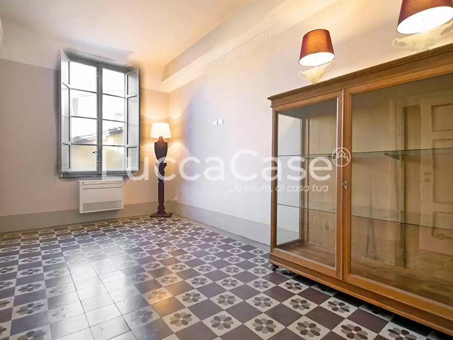 Immagine 11 di Appartamento in vendita  a Lucca