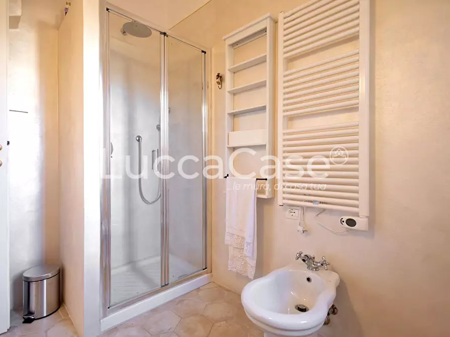 Immagine 23 di Appartamento in vendita  a Lucca