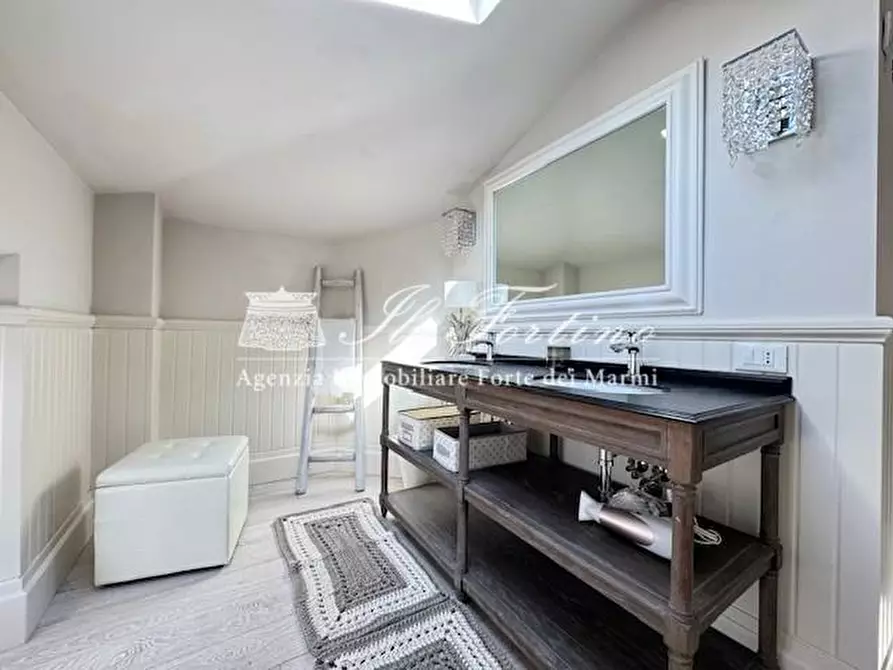 Immagine 15 di Villa in vendita  a Forte Dei Marmi