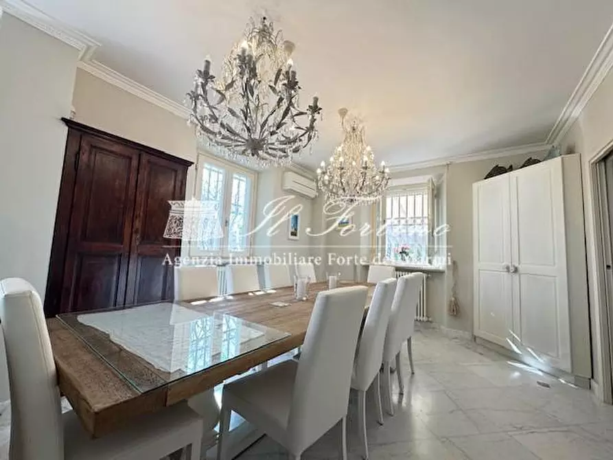 Immagine 5 di Villa in vendita  a Forte Dei Marmi