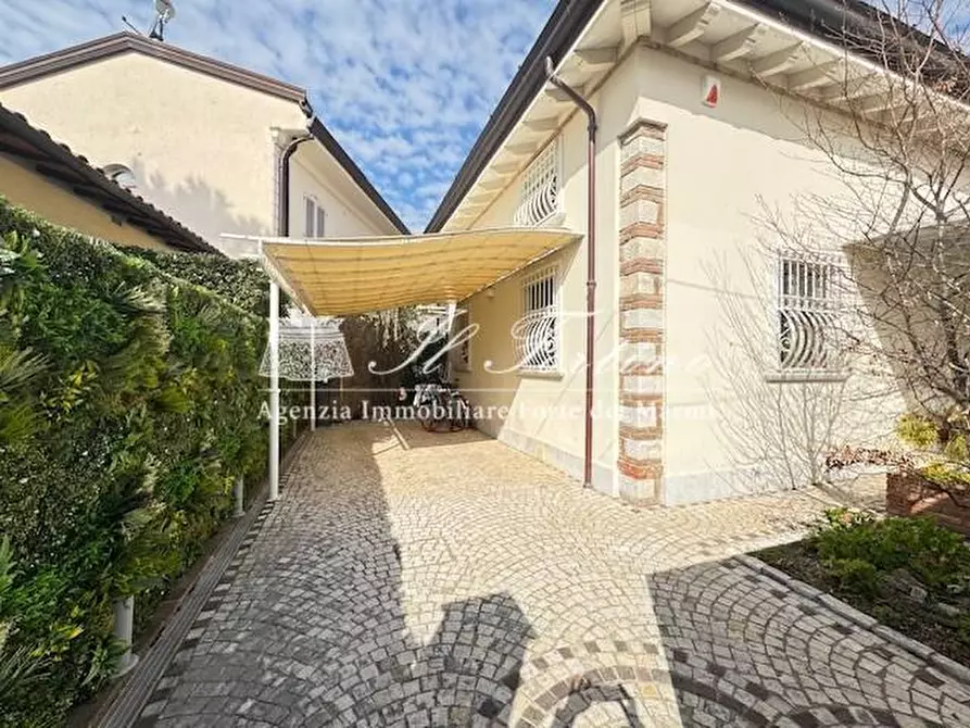 Immagine 2 di Villa in vendita  a Forte Dei Marmi
