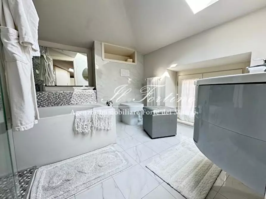 Immagine 25 di Villa in vendita  a Forte Dei Marmi