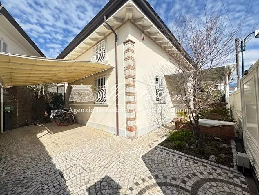 Immagine 1 di Villa in vendita  a Forte Dei Marmi