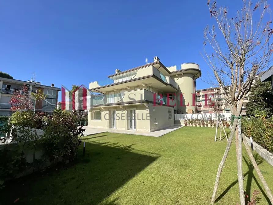 Immagine 1 di Appartamento in vendita  a Viareggio