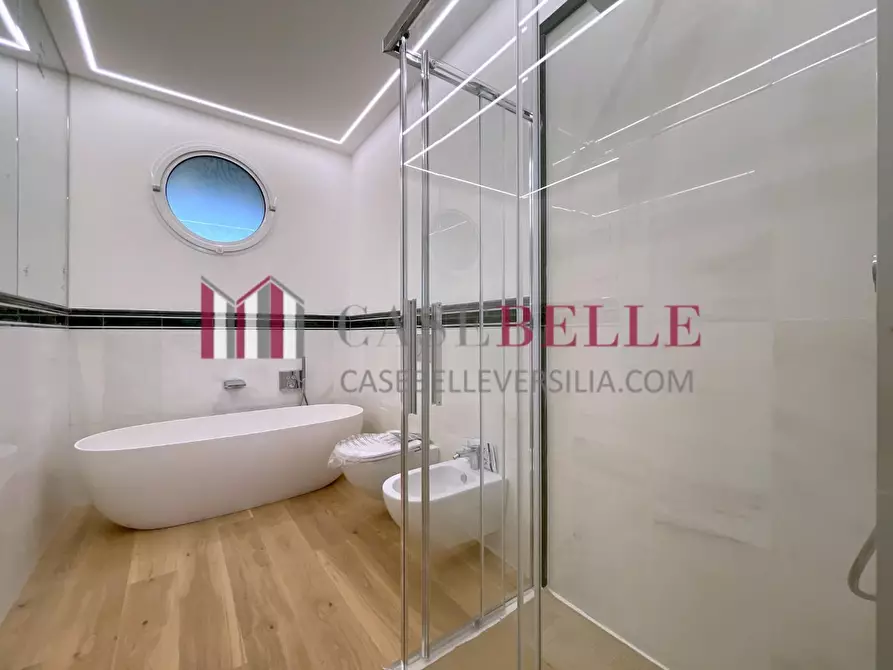 Immagine 21 di Appartamento in vendita  a Viareggio