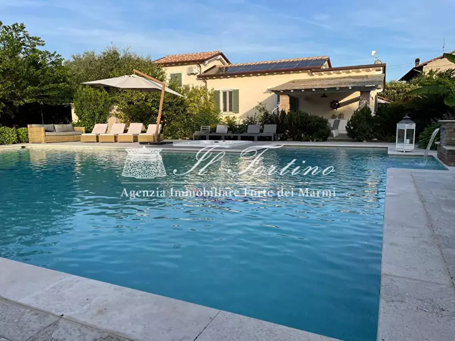 Immagine 1 di Villa in affitto  a Forte Dei Marmi