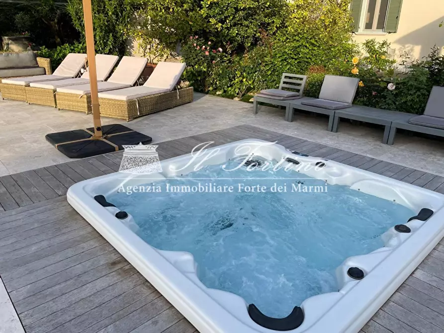 Immagine 32 di Villa in affitto  a Forte Dei Marmi