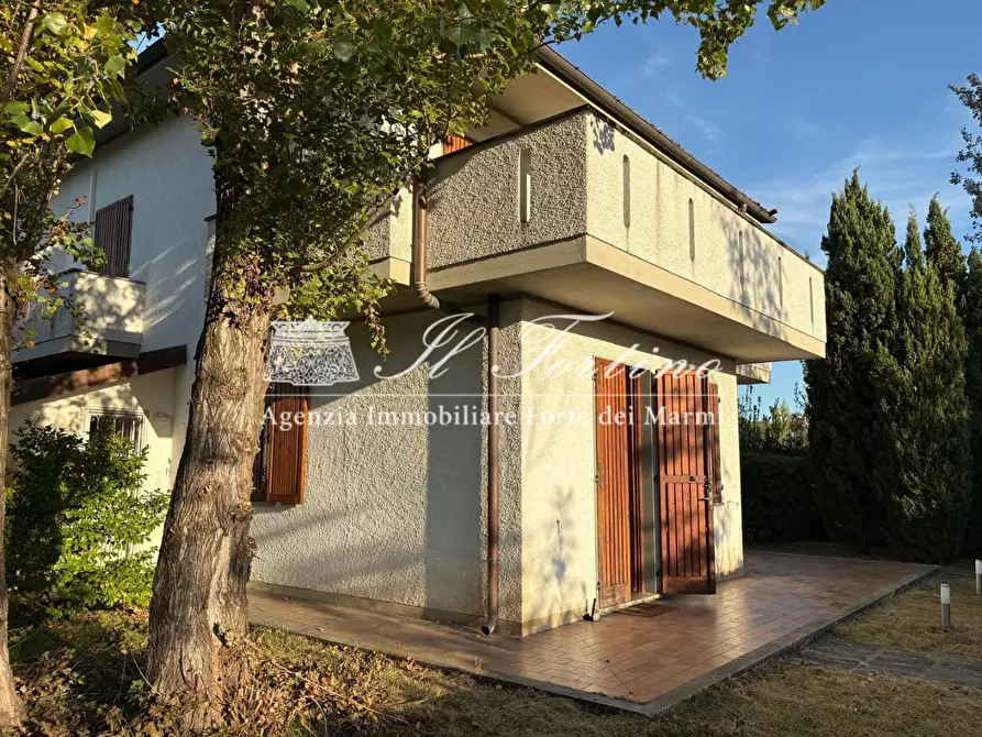 Immagine 1 di Casa bifamiliare in vendita  a Forte Dei Marmi