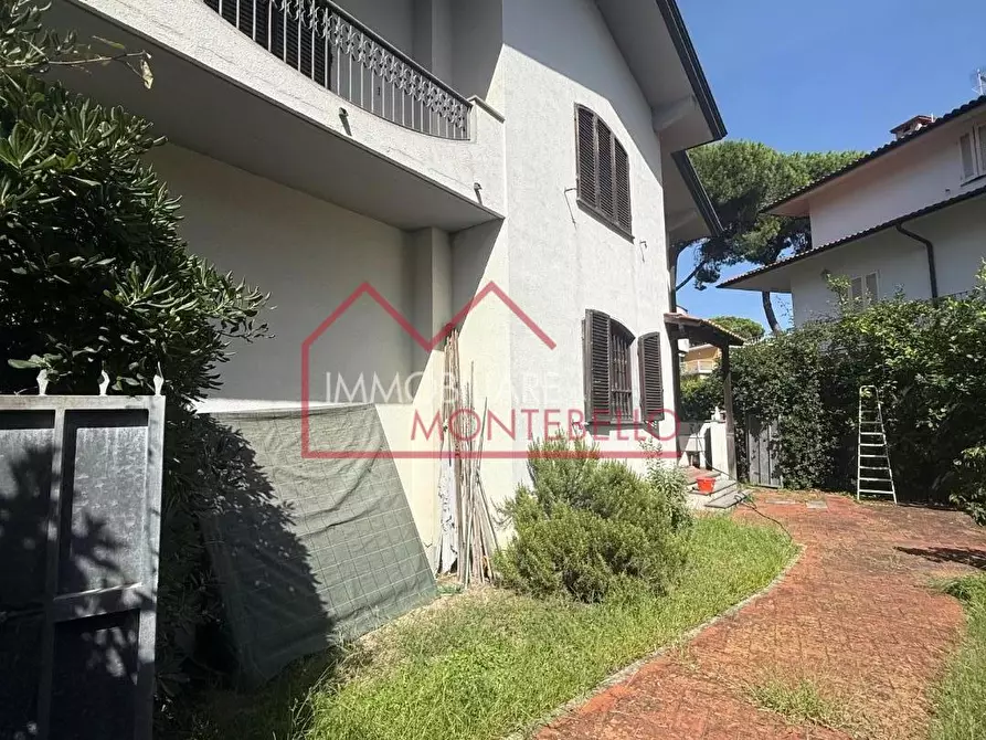 Immagine 3 di Villa in vendita  a Viareggio