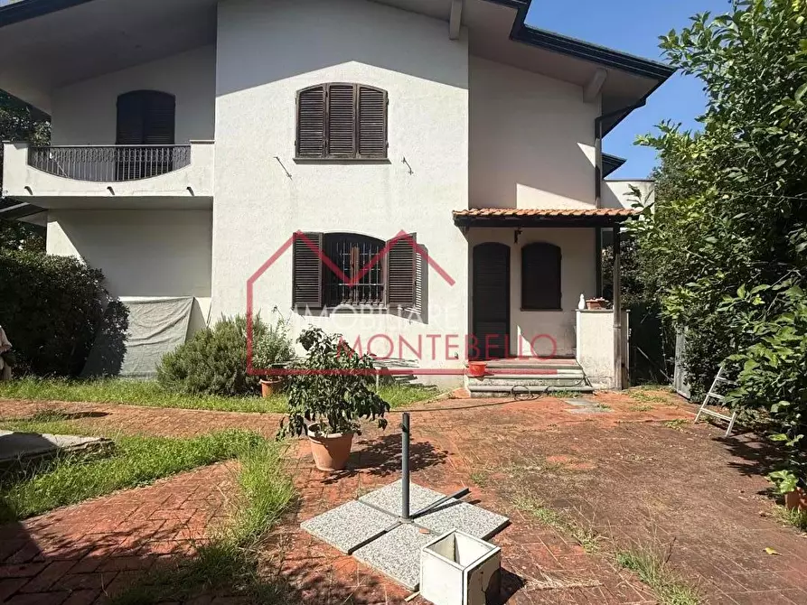 Immagine 4 di Villa in vendita  a Viareggio