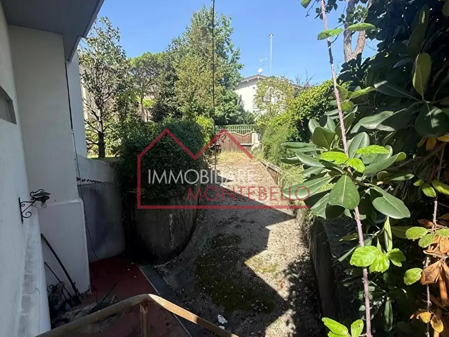 Immagine 23 di Villa in vendita  a Viareggio