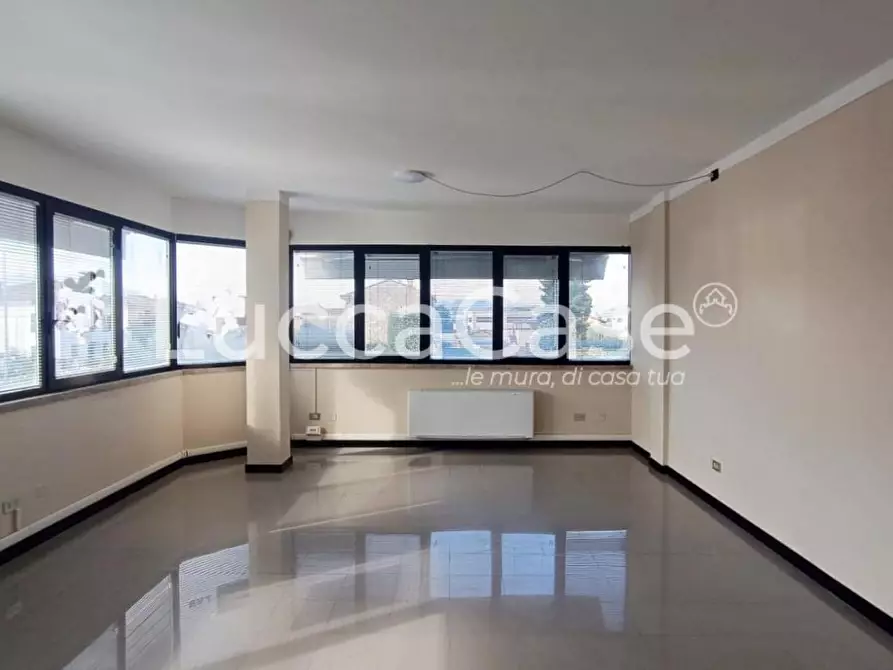 Immagine 6 di Ufficio in affitto  a Lucca