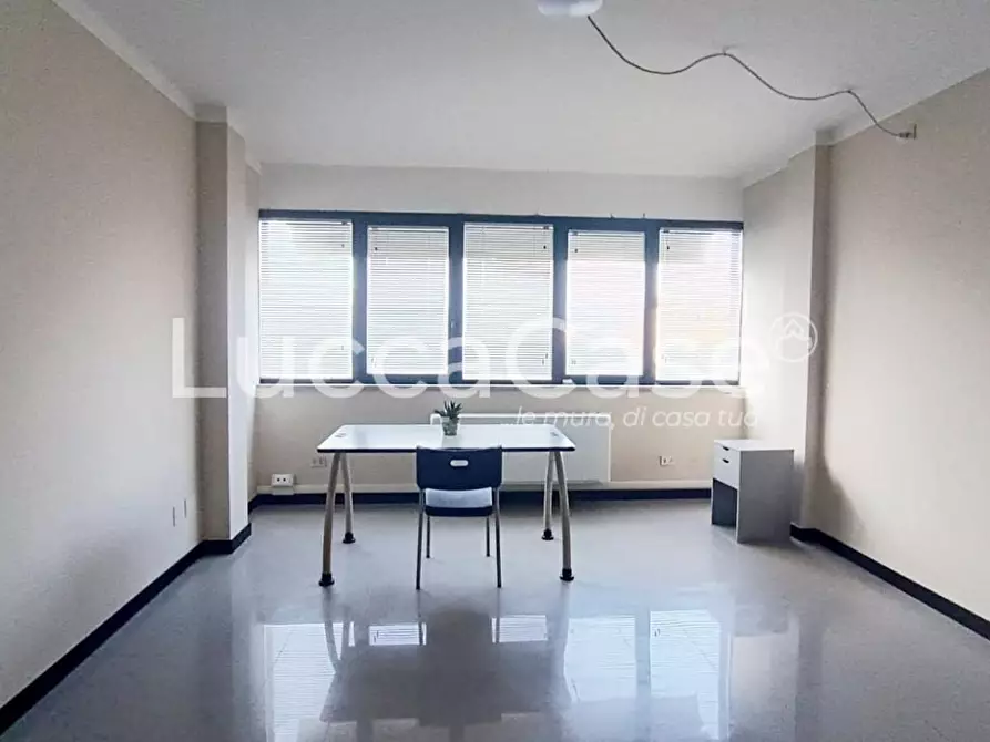 Immagine 9 di Ufficio in affitto  a Lucca