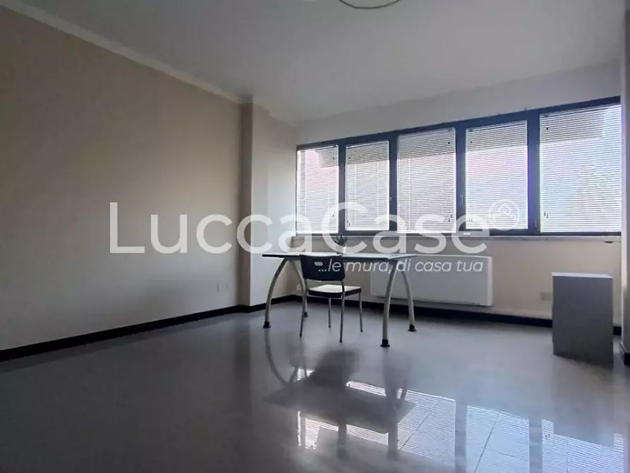 Immagine 10 di Ufficio in affitto  a Lucca