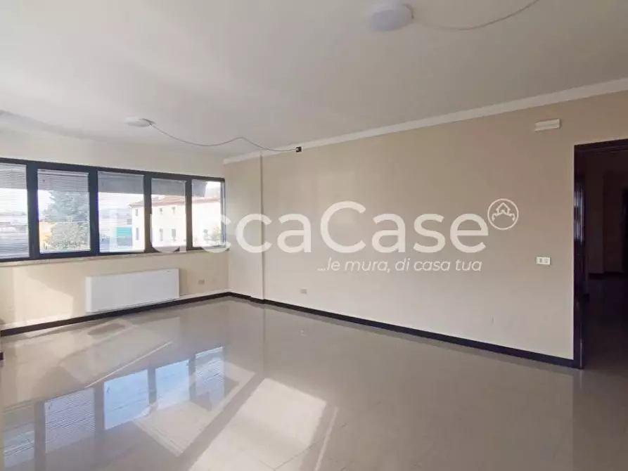 Immagine 7 di Ufficio in affitto  a Lucca