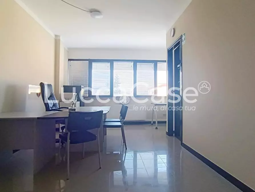 Immagine 3 di Ufficio in affitto  a Lucca