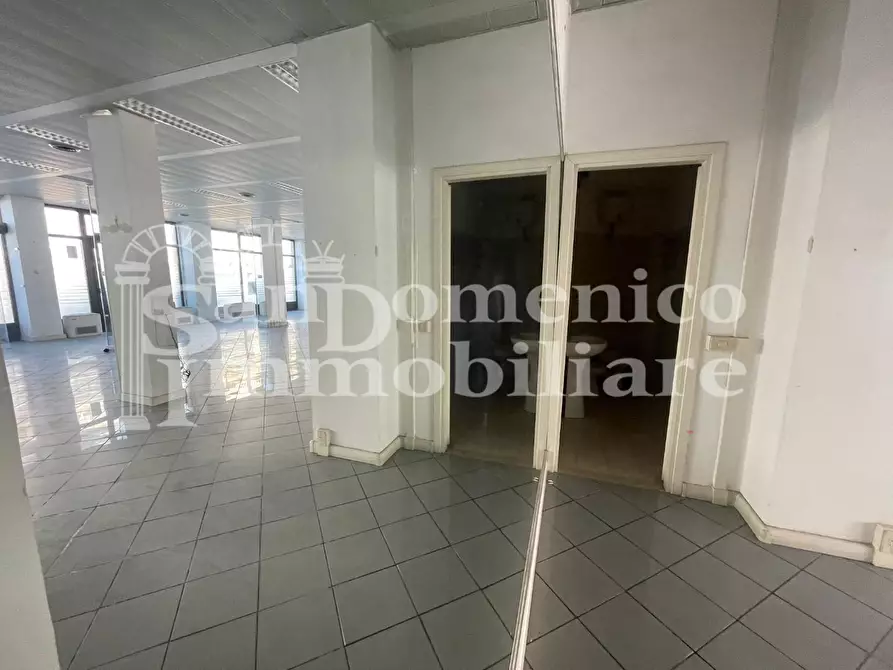Immagine 12 di Locale commerciale in vendita  a Livorno