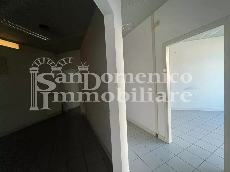 Immagine 9 di Locale commerciale in vendita  a Livorno