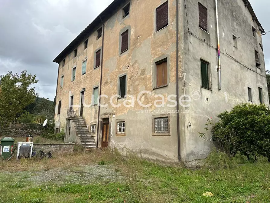 Immagine 1 di Casa colonica in vendita  a Capannori