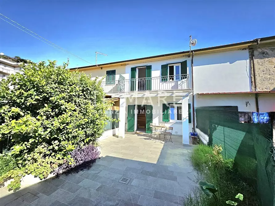 Immagine 1 di Casa semindipendente in vendita  a Massa