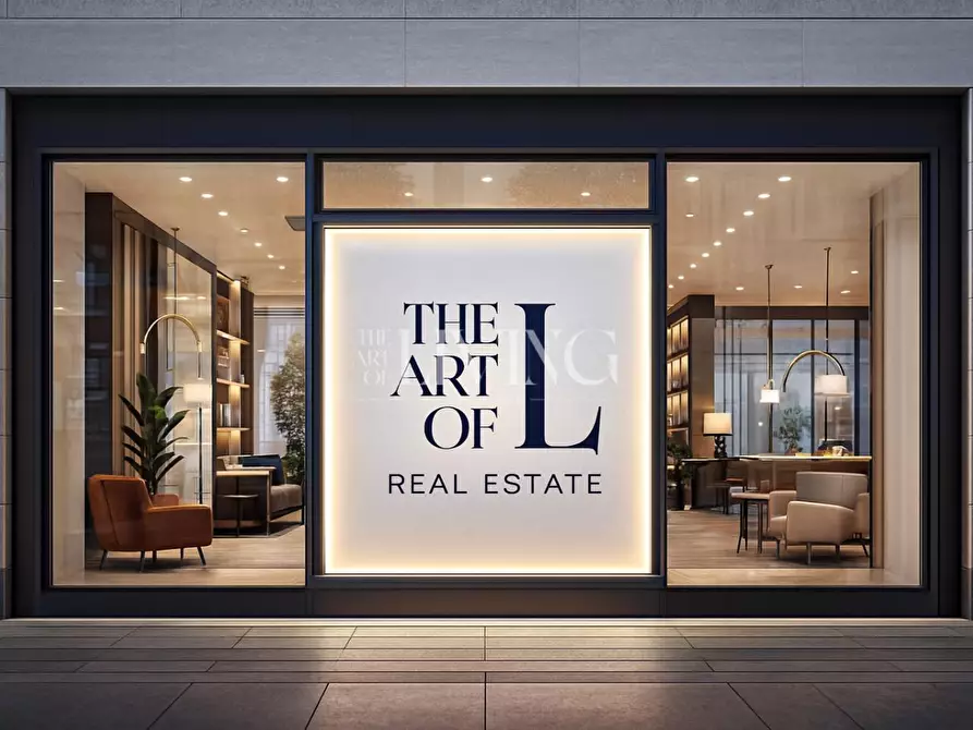 Immagine 1 di Negozio in vendita  a Lucca