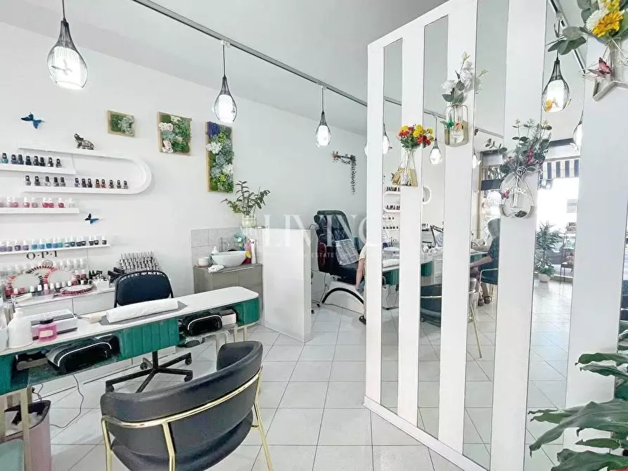 Immagine 6 di Negozio in vendita  a Lucca