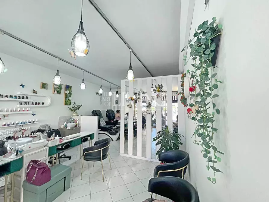 Immagine 3 di Negozio in vendita  a Lucca