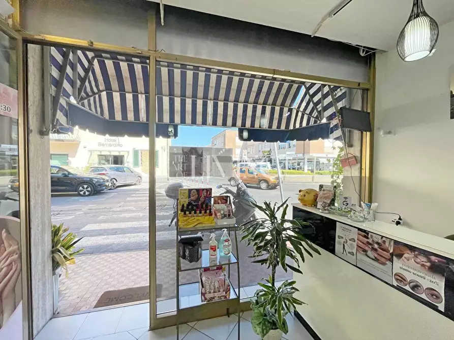 Immagine 5 di Negozio in vendita  a Lucca