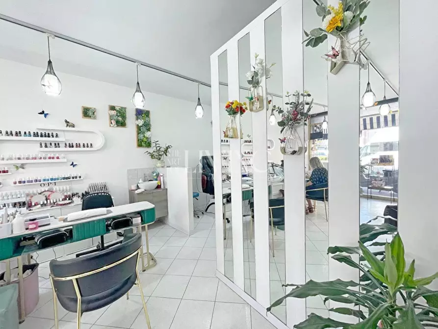 Immagine 4 di Negozio in vendita  a Lucca