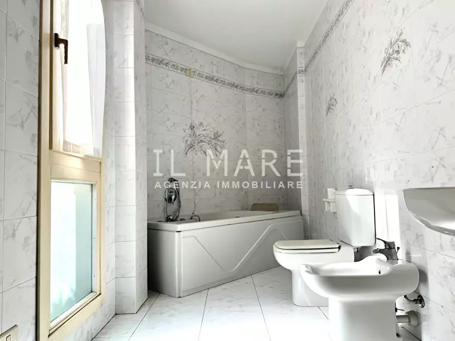 Immagine 21 di Appartamento in vendita  a Massa