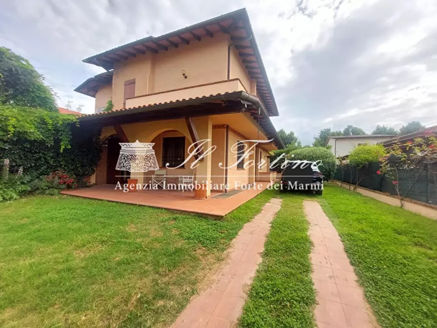 Immagine 1 di Casa bifamiliare in vendita  a Forte Dei Marmi