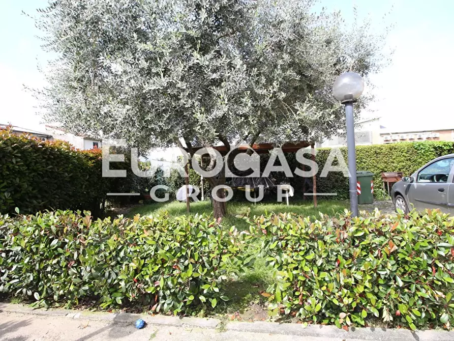 Immagine 2 di Villa in vendita  a Lucca