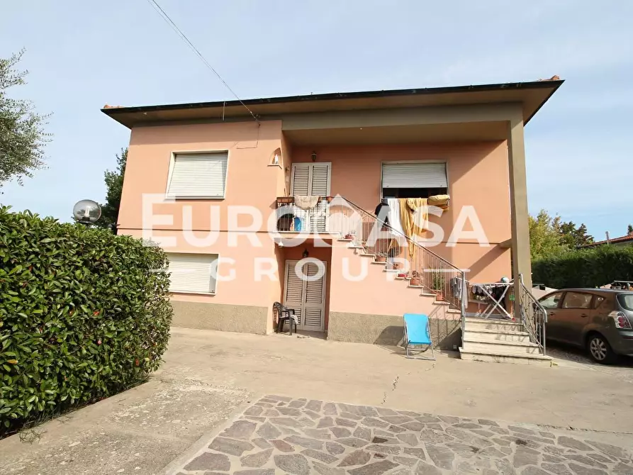 Immagine 1 di Villa in vendita  a Lucca