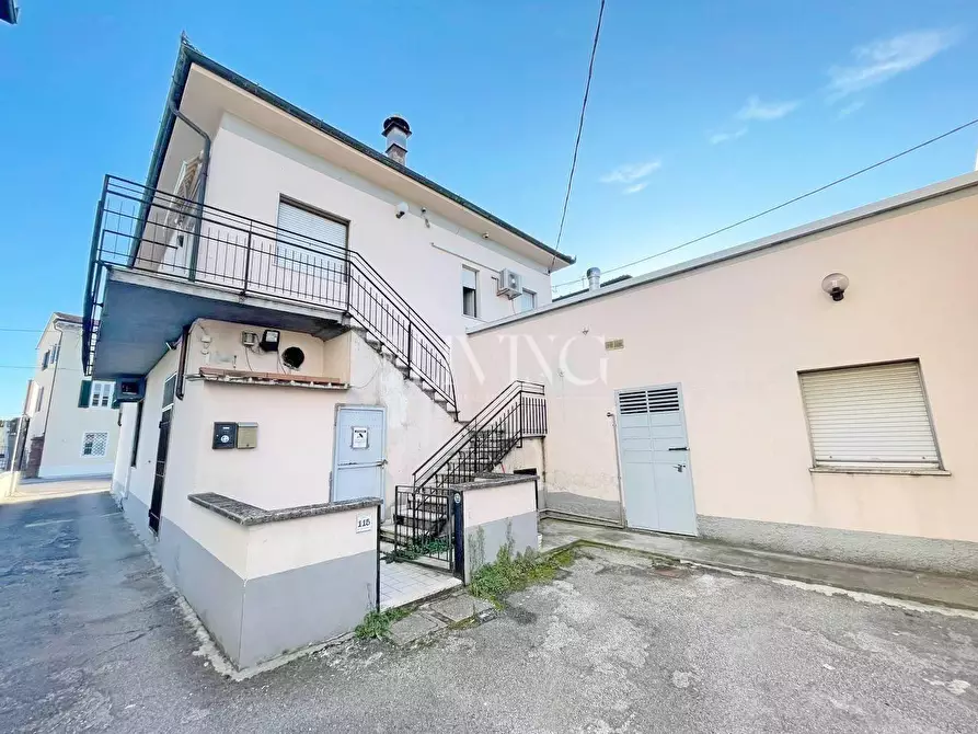 Immagine 7 di Negozio in vendita  a Capannori