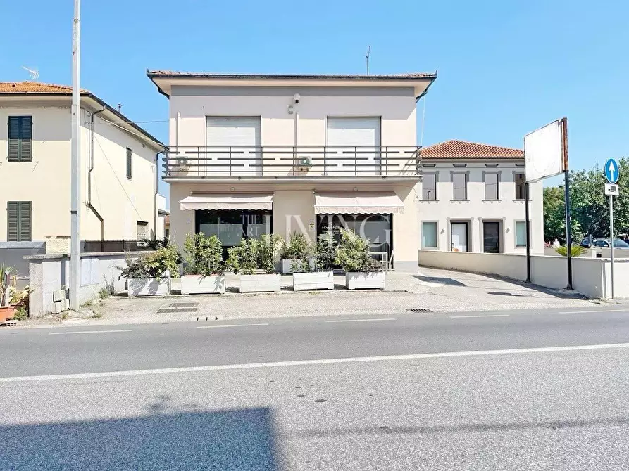 Immagine 1 di Negozio in vendita  a Capannori