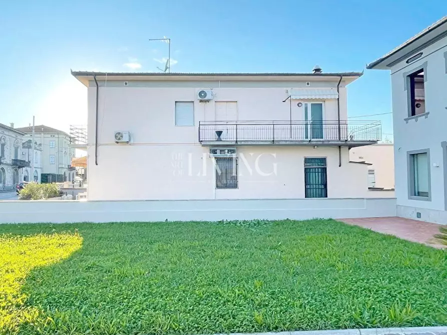 Immagine 3 di Negozio in vendita  a Capannori