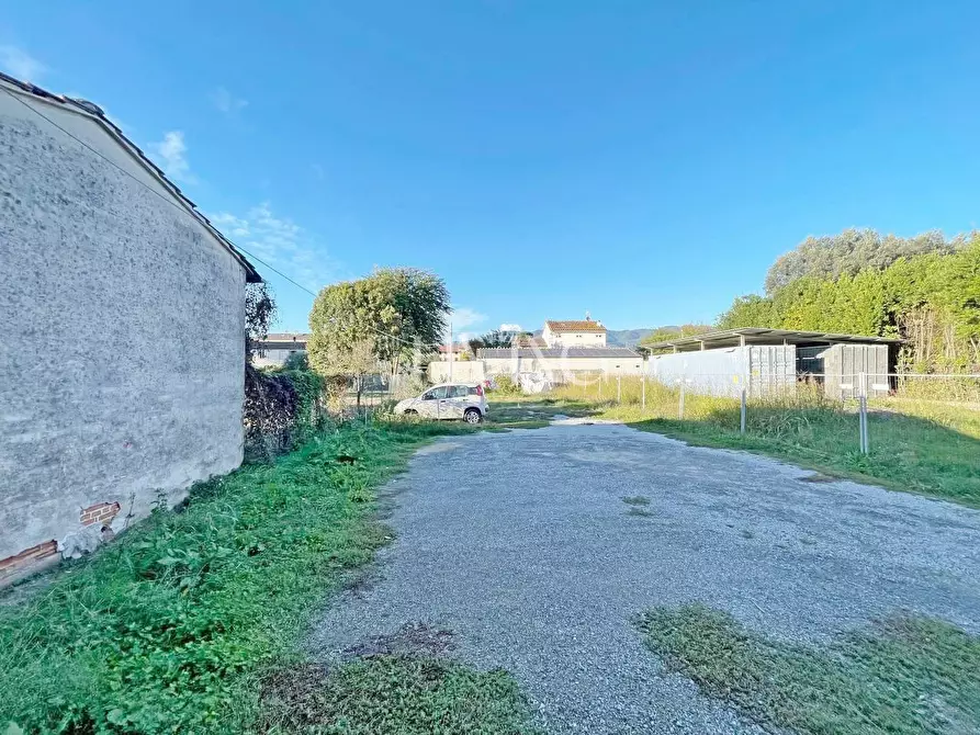 Immagine 14 di Negozio in vendita  a Capannori