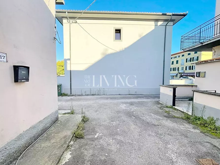 Immagine 19 di Negozio in vendita  a Capannori