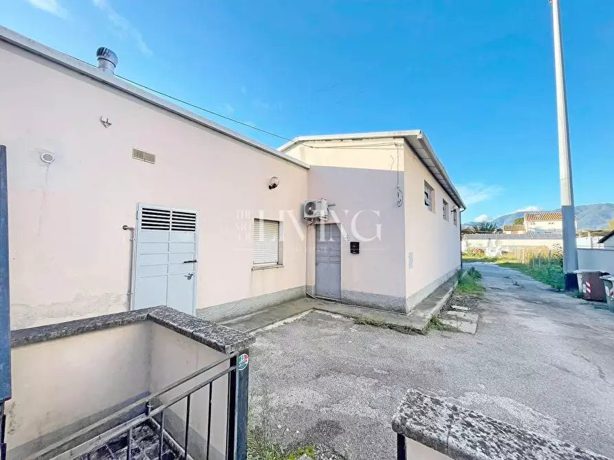 Immagine 9 di Negozio in vendita  a Capannori