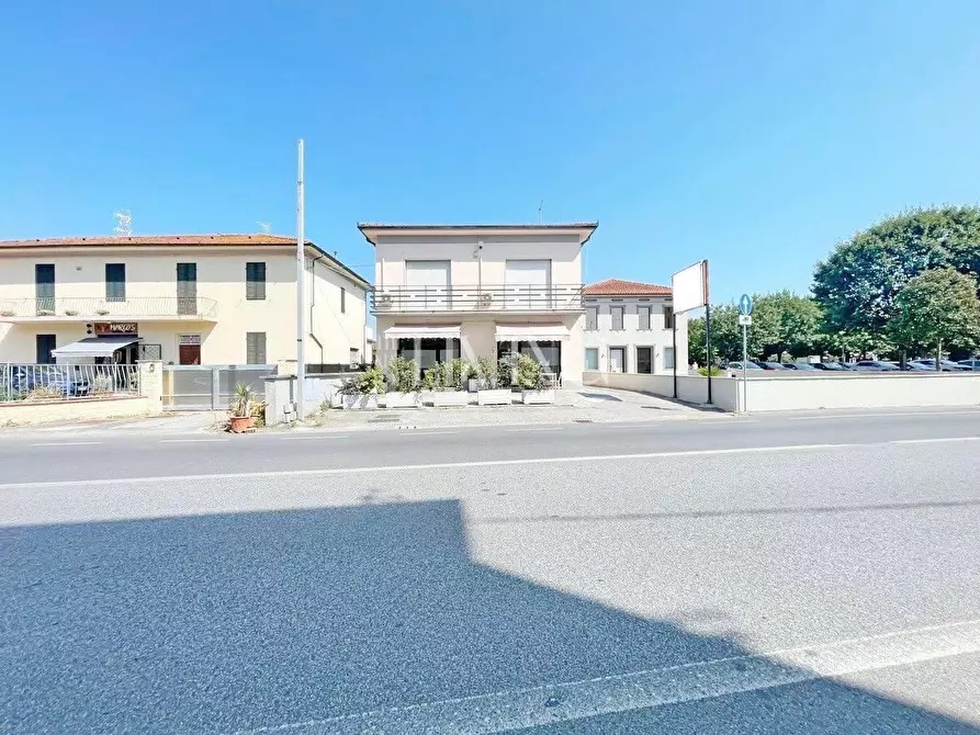 Immagine 2 di Negozio in vendita  a Capannori