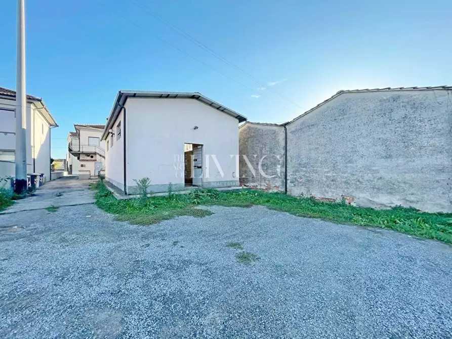 Immagine 10 di Negozio in vendita  a Capannori