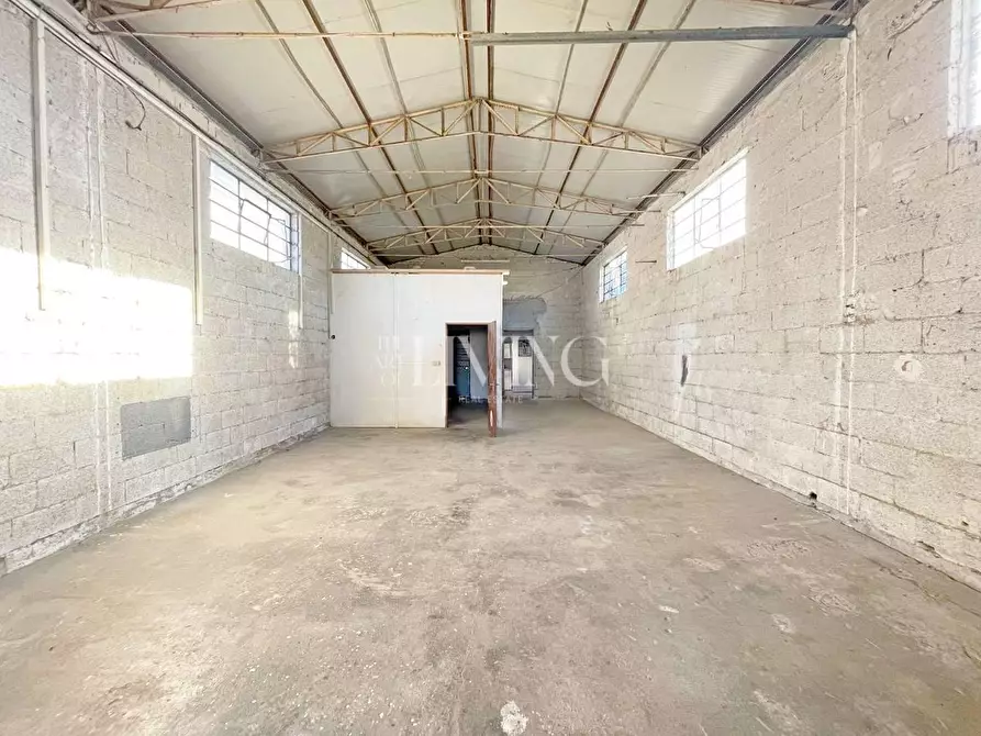 Immagine 16 di Negozio in vendita  a Capannori