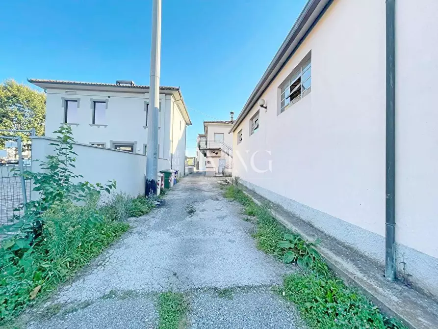 Immagine 12 di Negozio in vendita  a Capannori