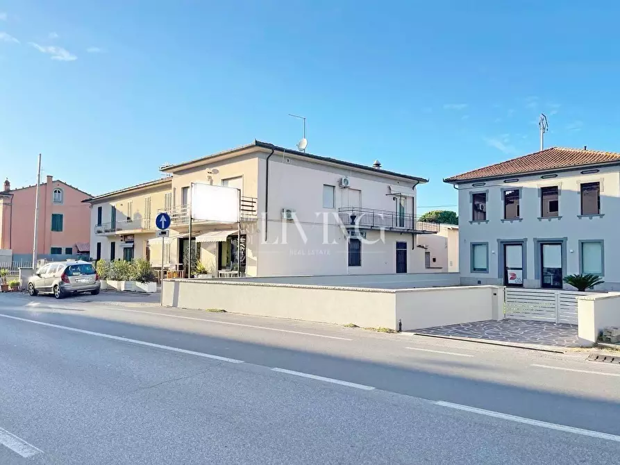 Immagine 4 di Negozio in vendita  a Capannori