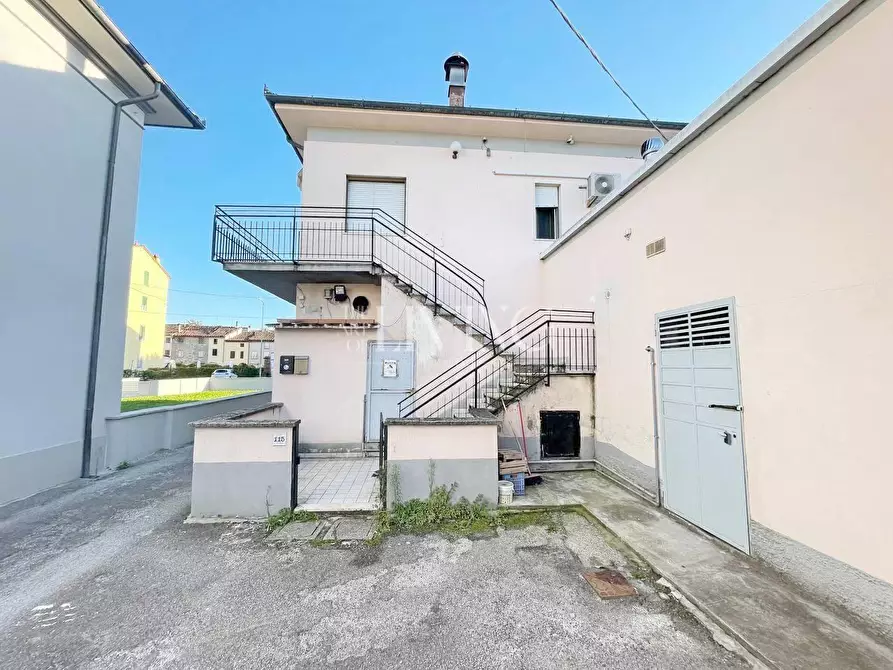 Immagine 6 di Negozio in vendita  a Capannori