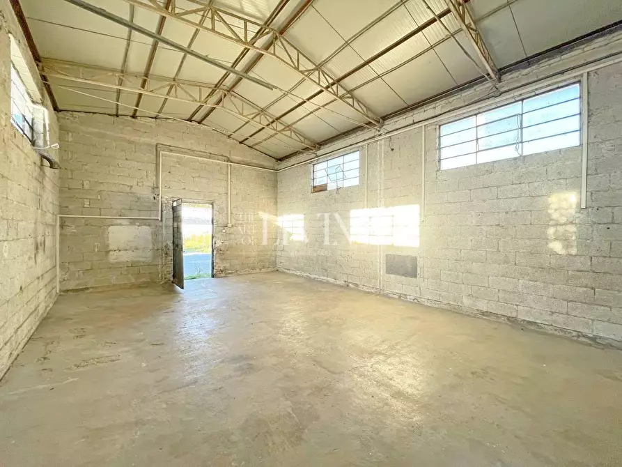 Immagine 15 di Negozio in vendita  a Capannori