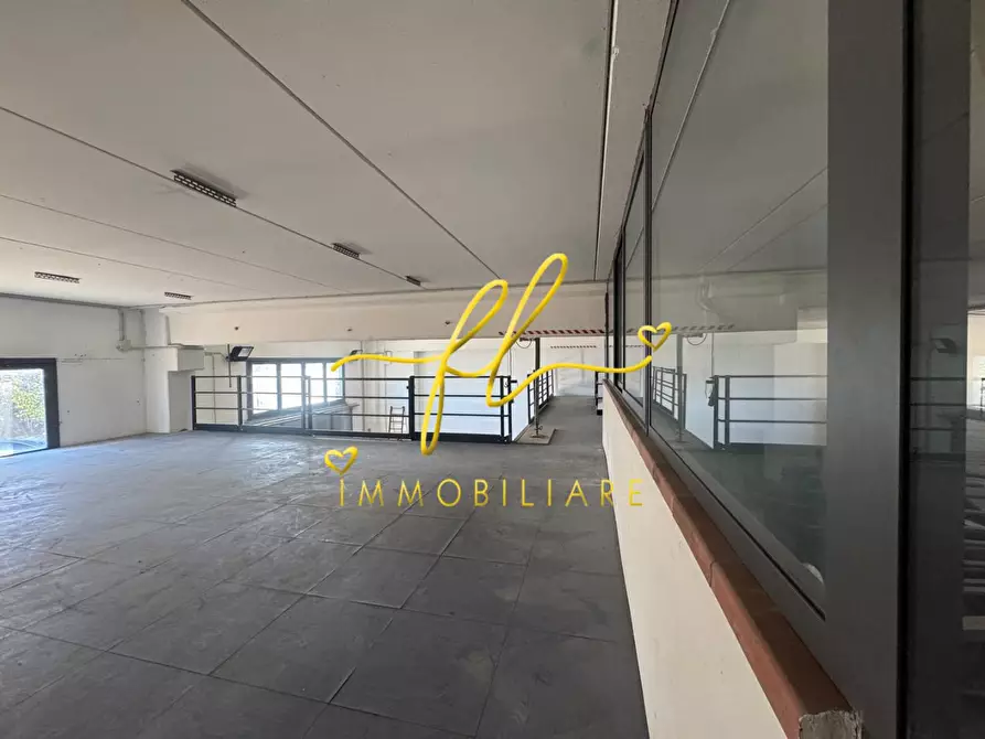 Immagine 5 di Capannone industriale in vendita  a Livorno