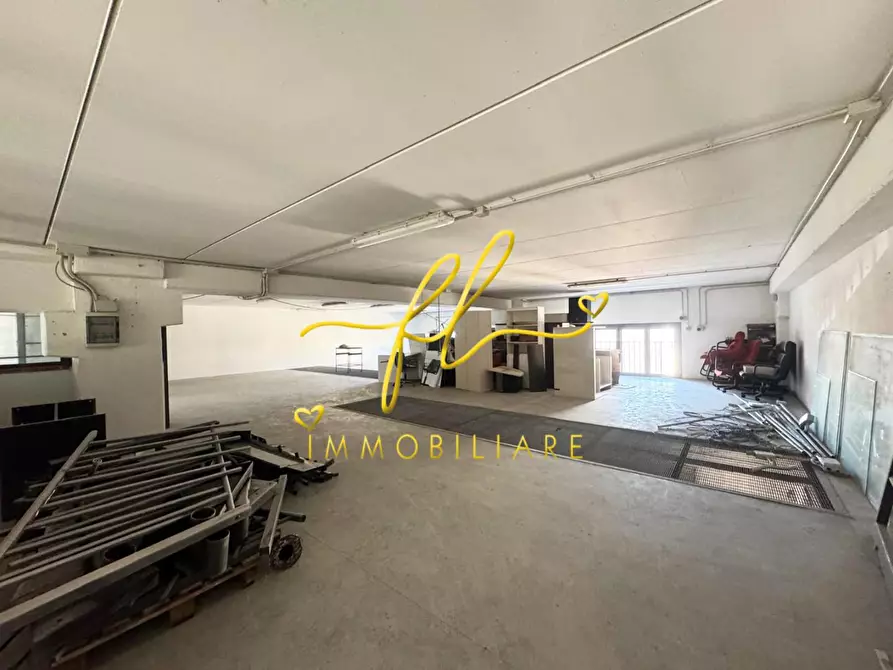 Immagine 4 di Capannone industriale in vendita  a Livorno