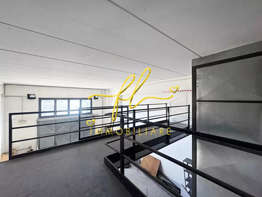 Immagine 7 di Capannone industriale in vendita  a Livorno