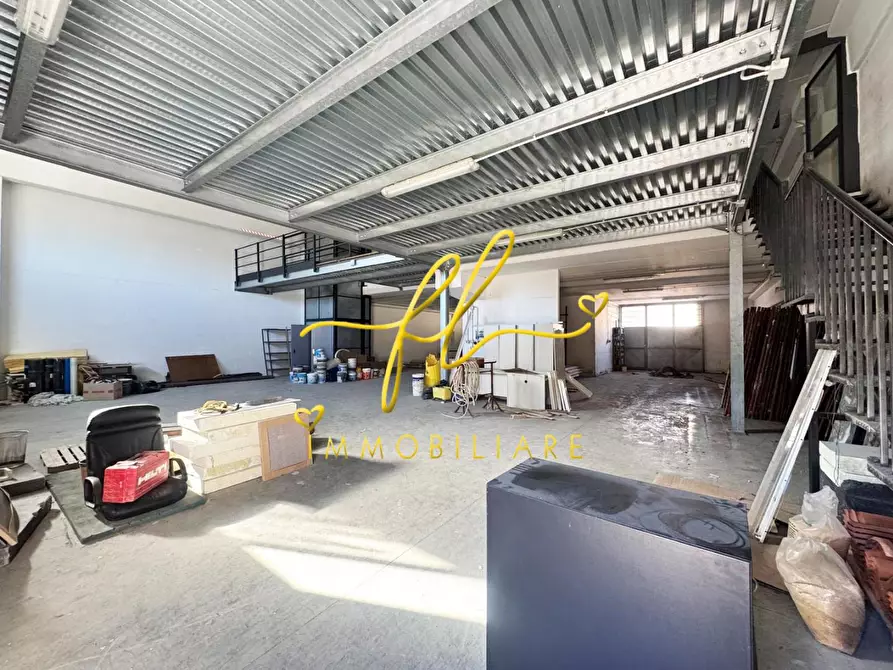 Immagine 2 di Capannone industriale in vendita  a Livorno